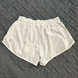 Lululemon Hotty Hot Low-Rise Lined Short 2.5”